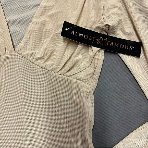 🌴Women’s Almost Famous Mesh V Neck Long Sleeve Crop Top - Picture 3 of 7